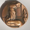 Victoire de Samothrace dans une main - OMS Manosque Victoire de Samothrace dans une main - OMS Manosque