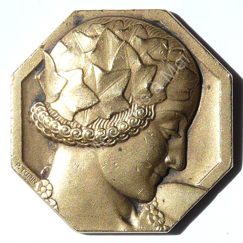 Tête de femme à droite coiffée de lierre - Mildoc Tête de femme à droite coiffée de lierre - Mildoc